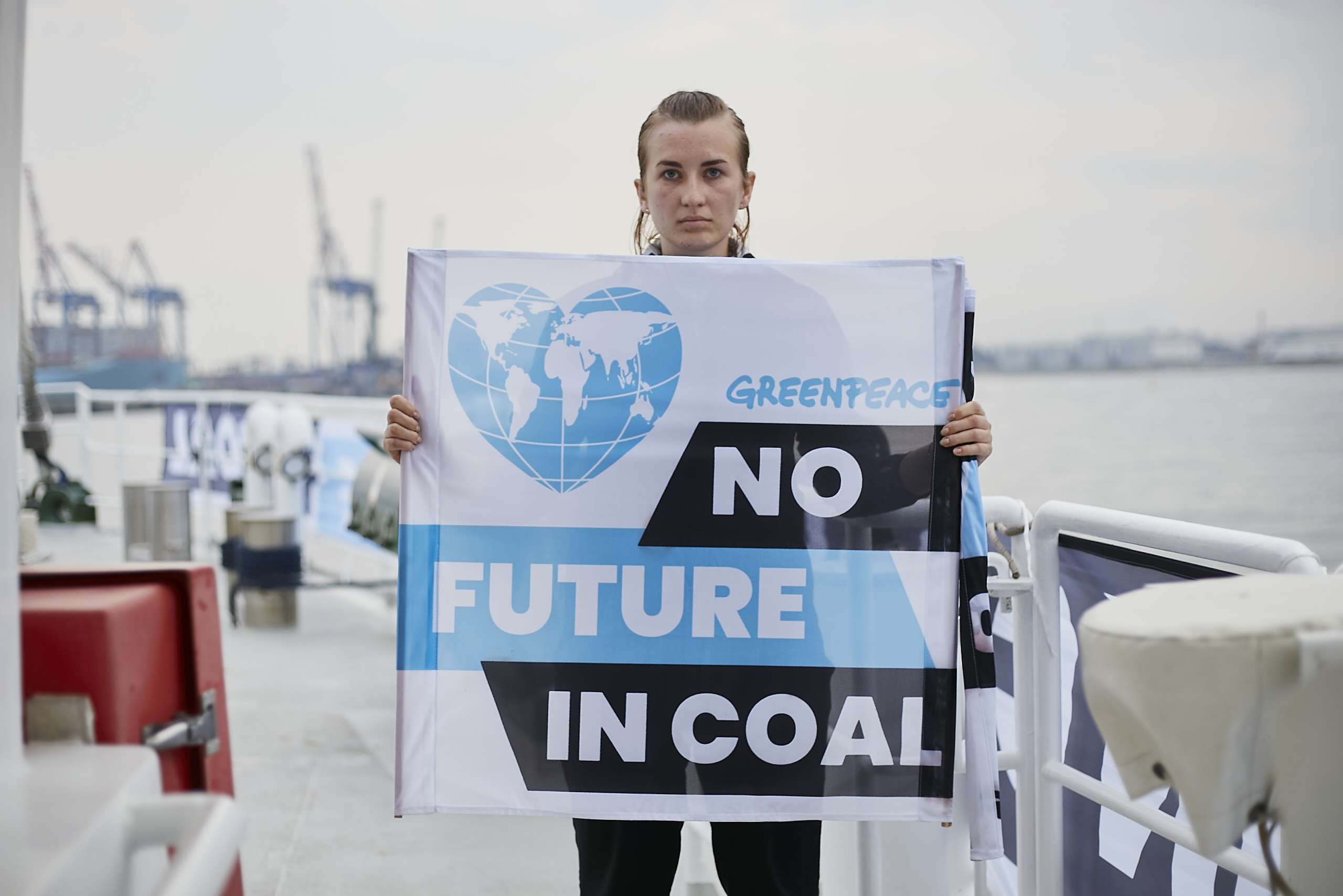 Climate crisis: Greenpeace activists detained, stop coal shipment in Poland