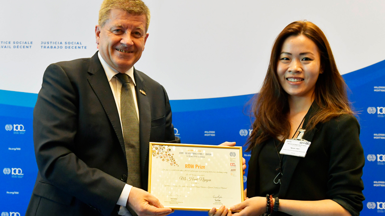Une chercheuse vietnamienne remporte le prix de la régulation pour le travail décent