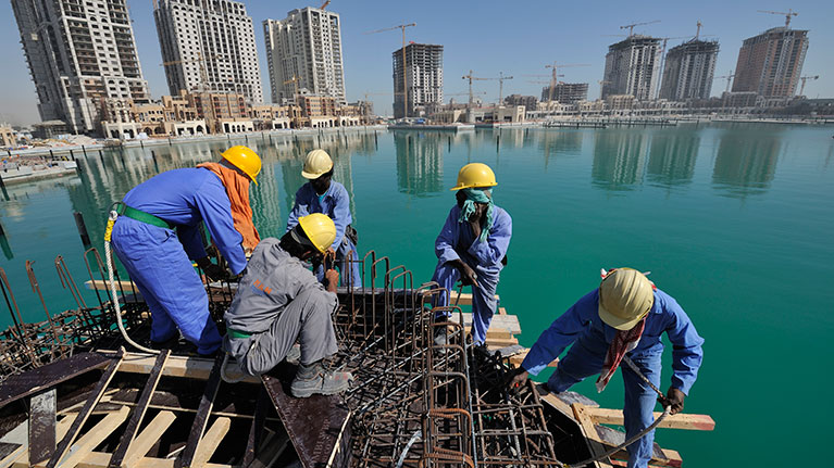 Au Qatar, des réformes majeures du droit du travail mettent fin du système de la kafala