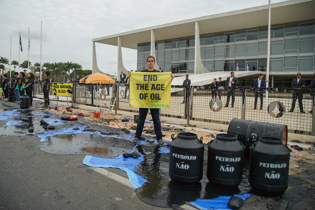 Greenpeace Brazil activists deliver oil spill and charred trees to capital, activists detained