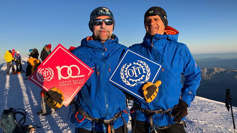 Une équipe d’alpinistes marque le centenaire de l’OIT au sommet du Mont Blanc