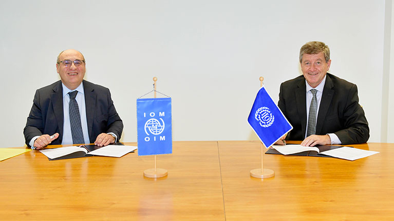 L’OIT et l’OIM signent un accord visant à renforcer leur collaboration sur la gouvernance des migrations