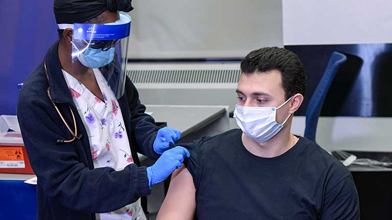 Appel à une vaccination contre le COVID-19 prioritaire pour les équipages maritimes et aériens