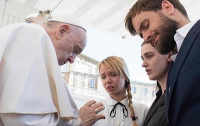Le pape reçoit des épouses du régiment Azov