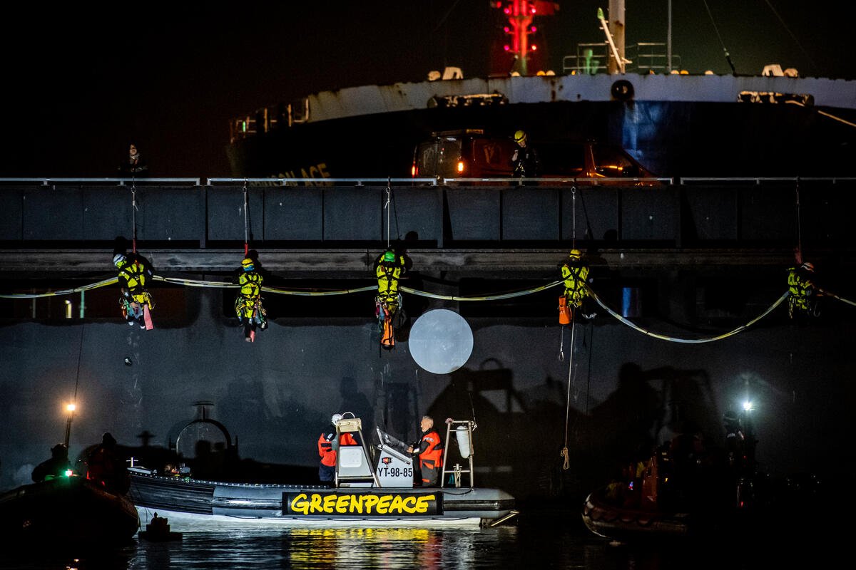 UPDATE: Greenpeace blocks mega soy ship at Dutch port for 18 hours