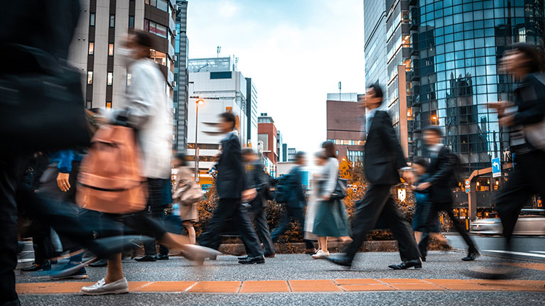 L'OIT publie un nouveau rapport sur l'impact des crises économiques et géopolitiques sur le monde du travail