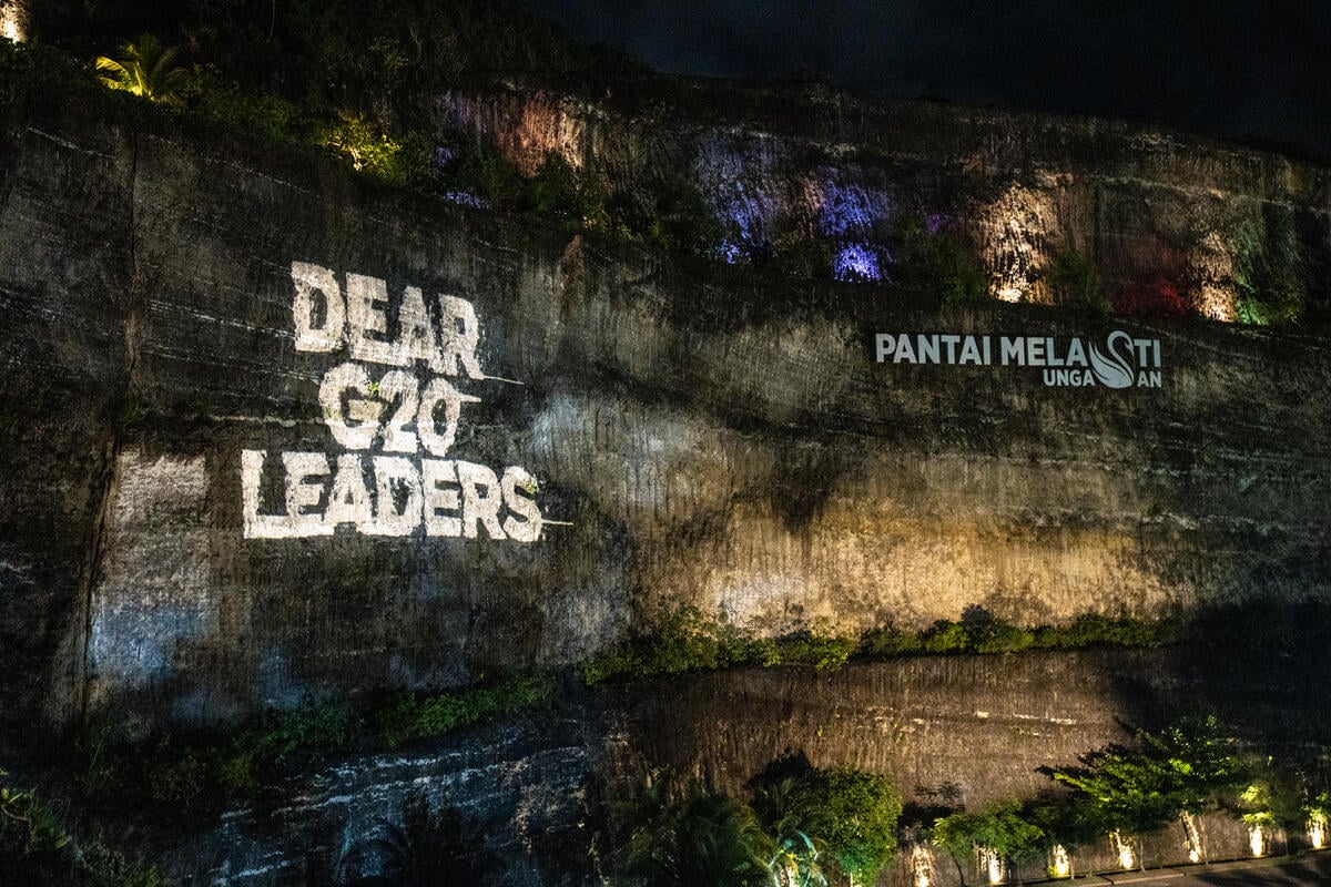 Energy transition NOW! Greenpeace activists project message to G20 leaders