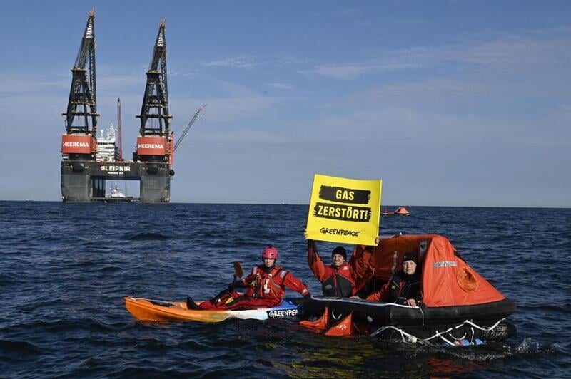 “No new gas”: floating protest camp in the North Sea to prevent the construction of a fossil gas extraction  platform